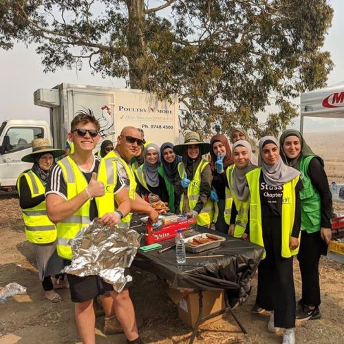 Muslim Community Brings 5 Trucks Of Supplies And Cooks Meals For Exhausted Firefighters In Australia Muslim Community Brings 5 Trucks Of Supplies And Cooks Meals For Exhausted Firefighters In Australia